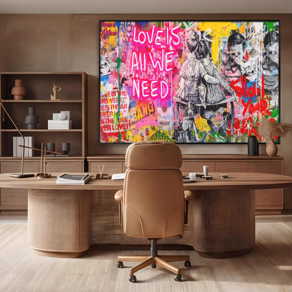 Tablou canvas cu tablou canvas cu graffiti si cuplu pe banca, in rama de aluminiu negru, pe perete intr-un birou